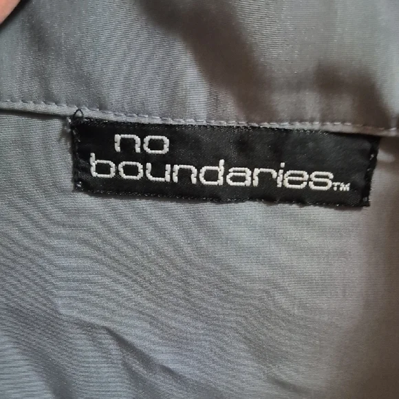 No Boundaries Gray Shirt - Picture 2 of 4